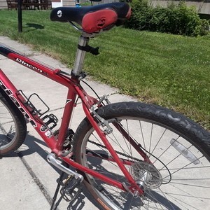 Velo de montagne rouge et noir