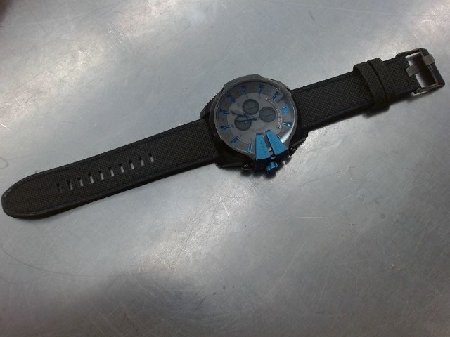 Montre only the brave petite scratch