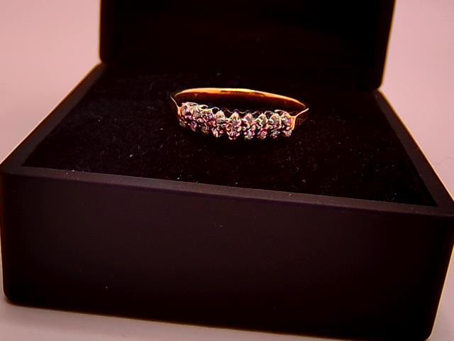 BAGUE EN OR 10KT  AVEC DIAMANTS