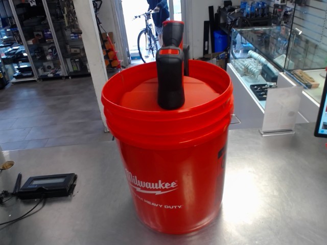 Drain snake m12 dans bucket