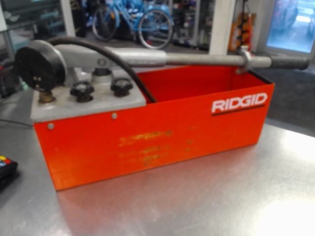 Commercial hand pump pressure tester