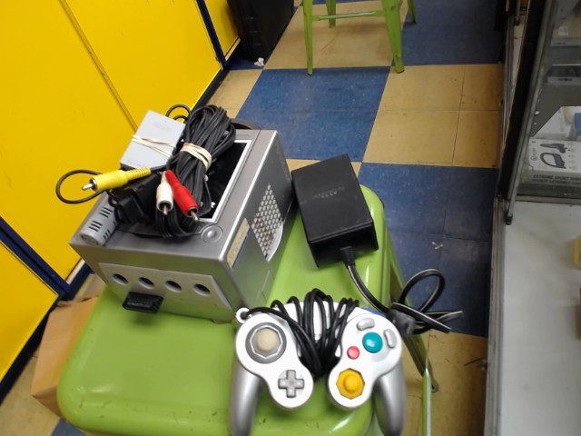 Console gamecube avec une mannette