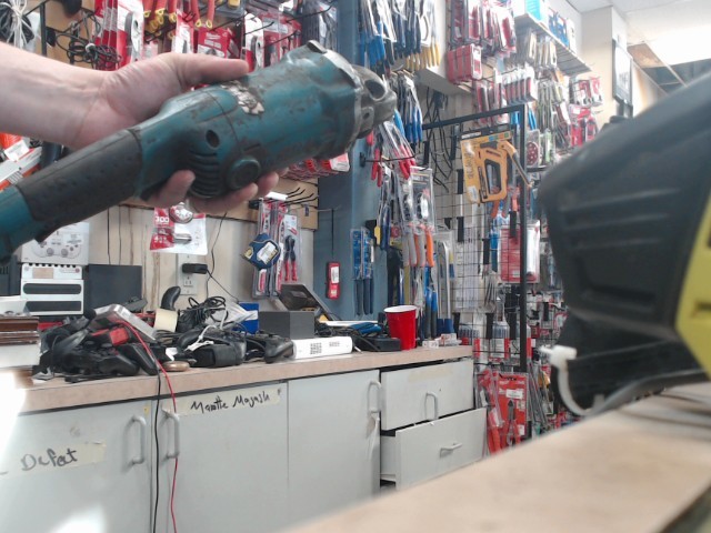 Grinder electrique manque une piece
