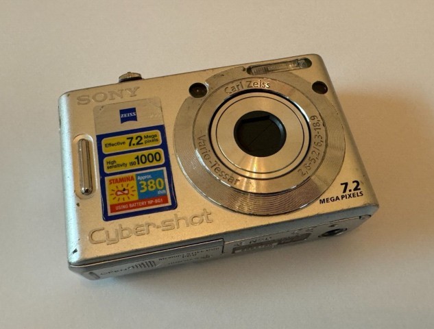 Camera digitale grise avec case + charg