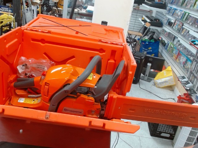 Chainsaw avec cover orange