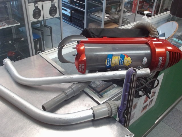 Aspirateur dorsal a fil