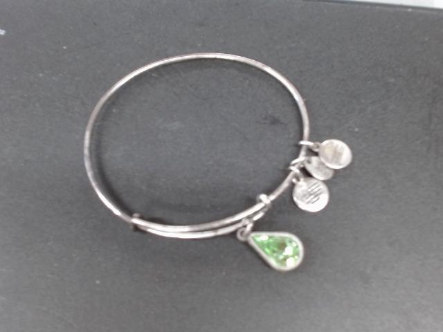 Bracelet en argent avec pierre vert