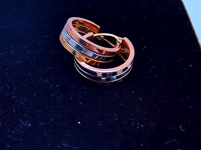 BOUCLES D OREILLES EN OR 10KT
