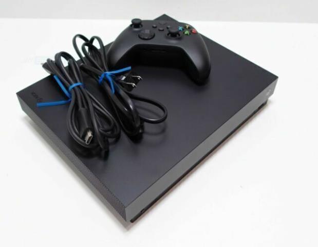 Xbox one x + man