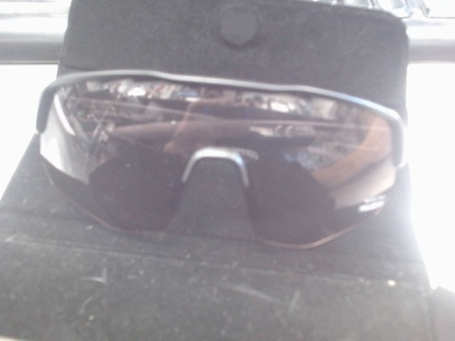 Lunette de soleil avec case suncloud