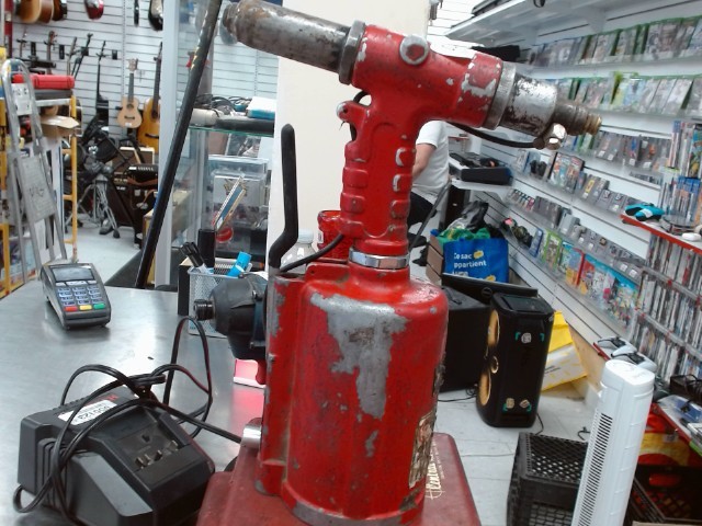 Capatite hydrolique riveter