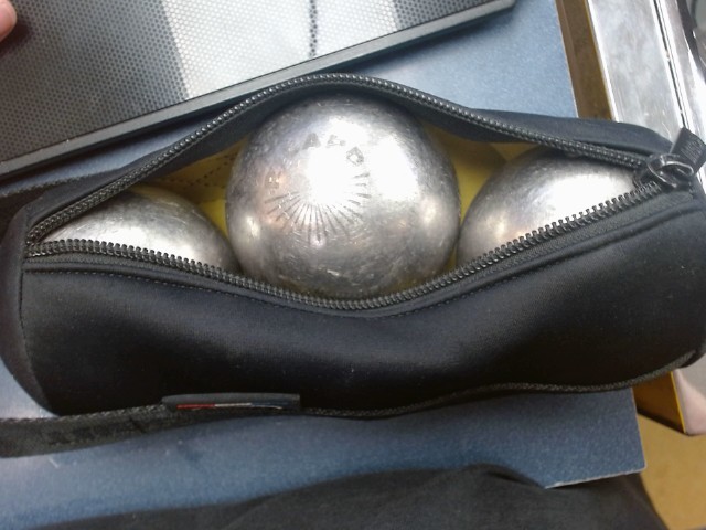 Jeu de petanque avec 3 balles