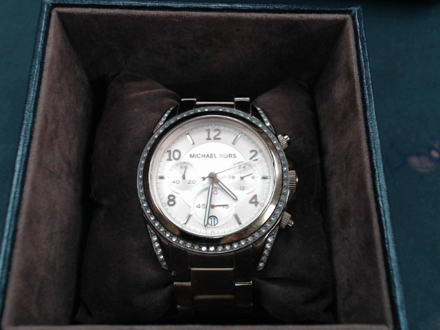 Montre brune cadran rose boite brune