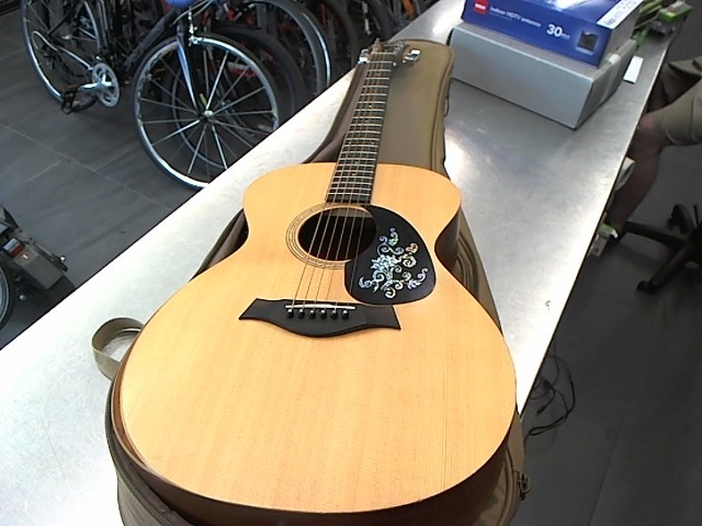 Guitar acoustique avec case mou