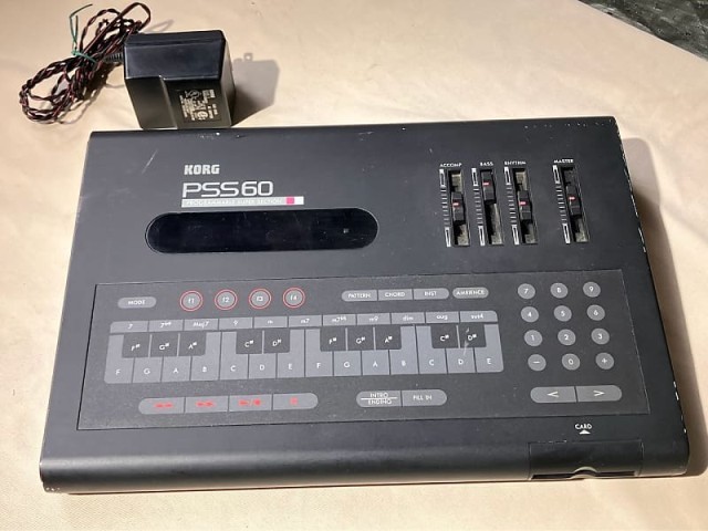 Synth korg pss60 avec pedal et cable