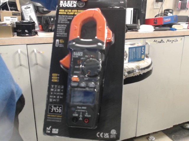 Digital clamp meter