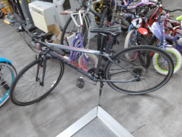 Velo route gris et rouge