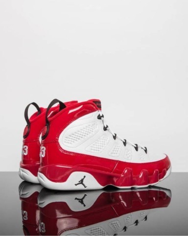 Pair de soulier jordan noir/rouge