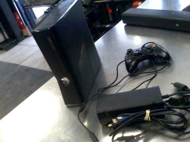 Xbox 360 avec fils et manette