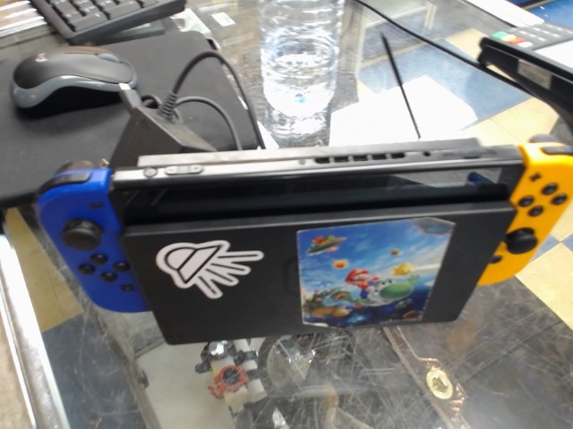 Nitendo switch dans son case jeune smile