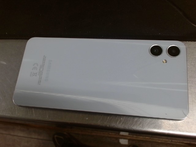 Samsung a05 blanc + chargeur