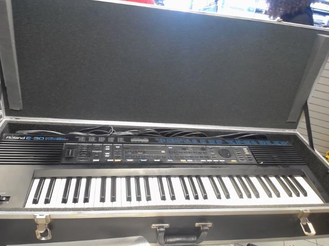 Clavier roland avec case dure deja amene