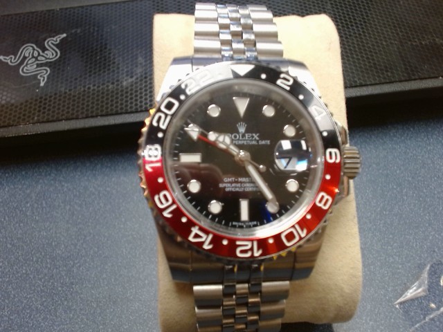 Montre noire et rouge