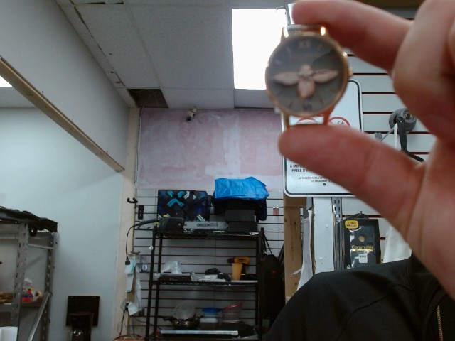 Olyvia burton mon gold japen mouv