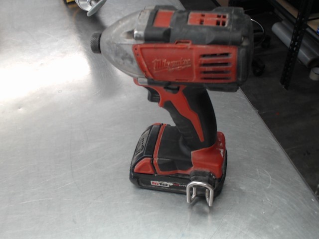 Impact driver milwaukee avec batterie