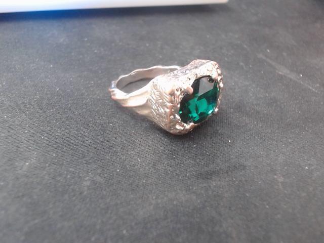 Bague avec pierre verte decorative