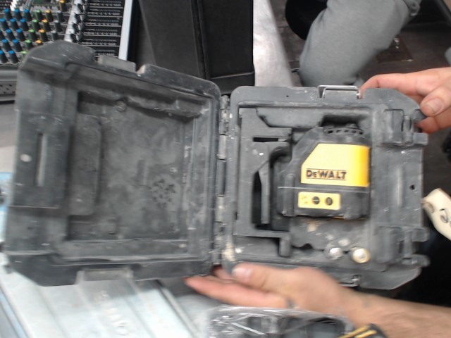 Laser dewalt dans coffre