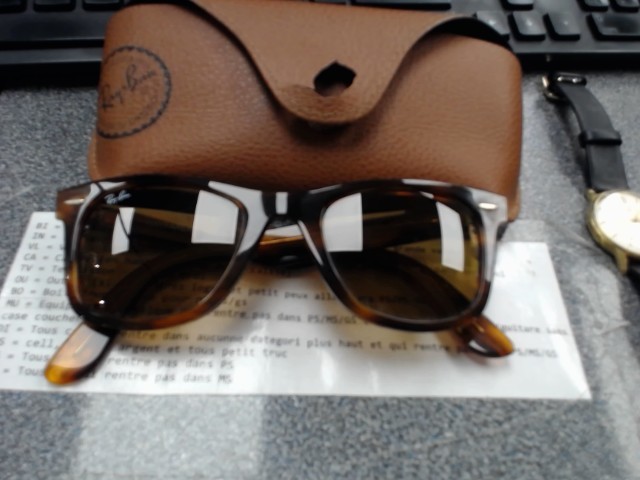 Lunette soleil avec case