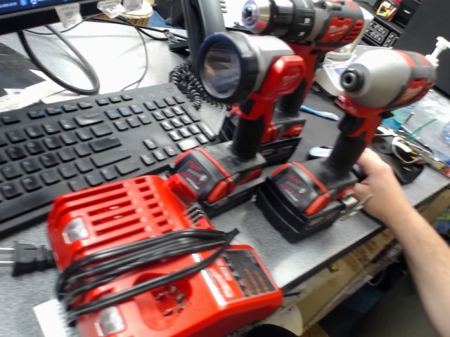 Kit drill impact lumierre 3 batt + charg