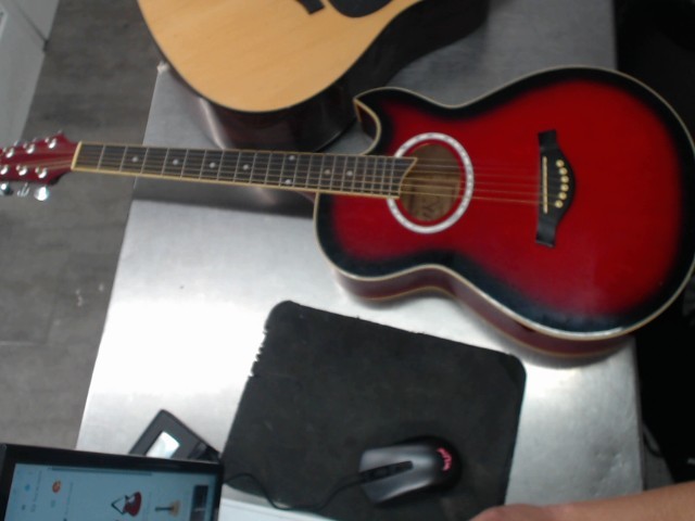 Guitare acoutstique rouge dans sac mou
