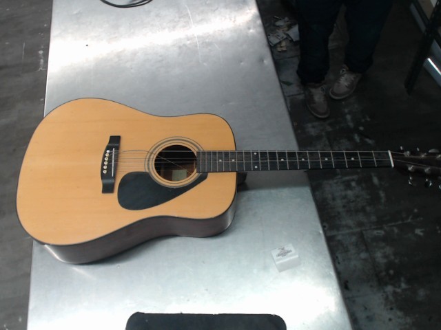 Guitare 6 cordes yamaha