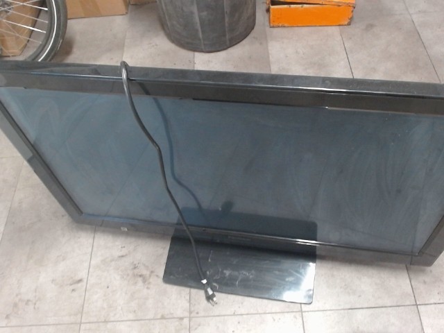 Grosse tv noire avec remote
