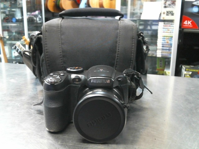 ''point & shoot'' finepix avec etui/acc