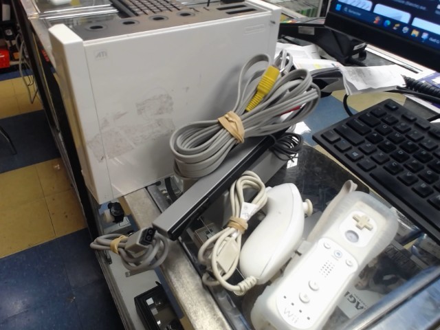 Wii console +2 mannette+wii sport