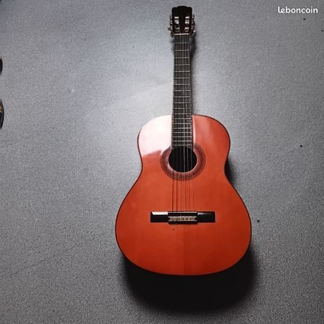Guitare accustique gallan moyen conditio