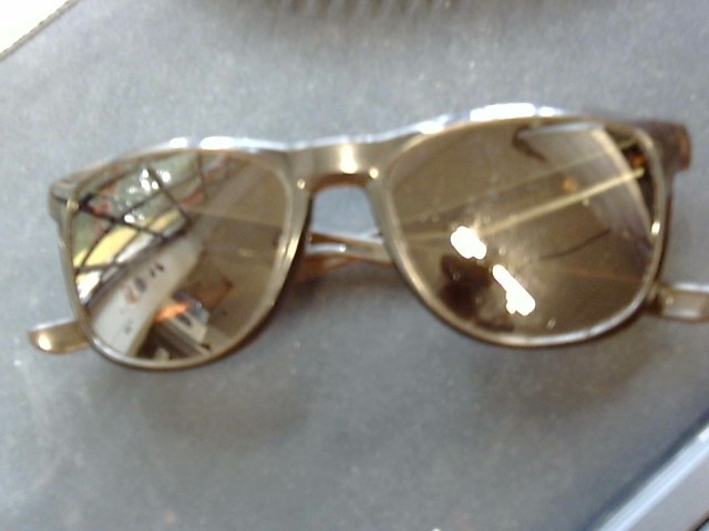 Lunette oakley brune