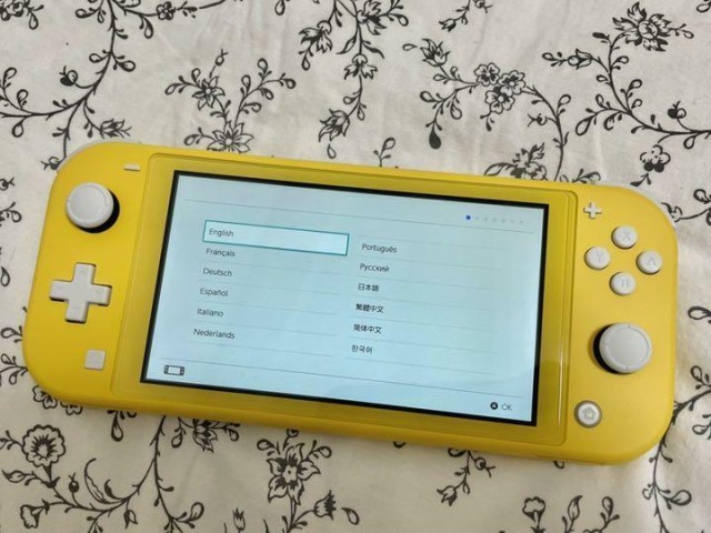 Switch lite jaune avec doc