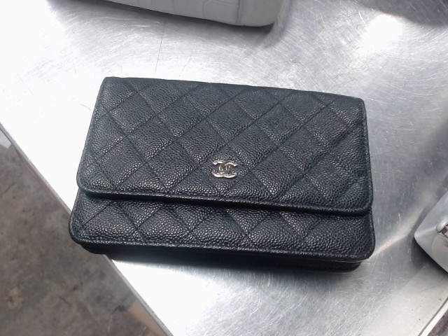 Black quilted yen wallent