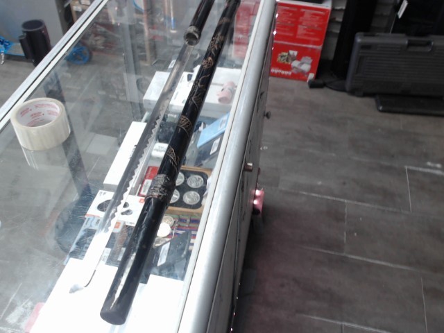 Katana noir avec motif de dragon