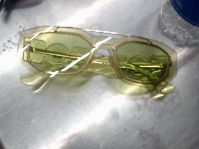 Lunettes vertes versace
