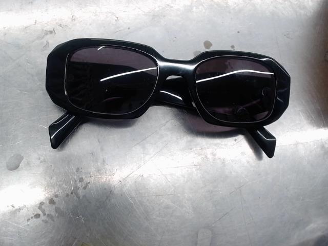 Lunettes noires prada