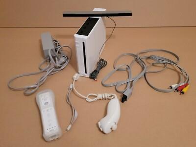 Wii avec cables et 2 manettes