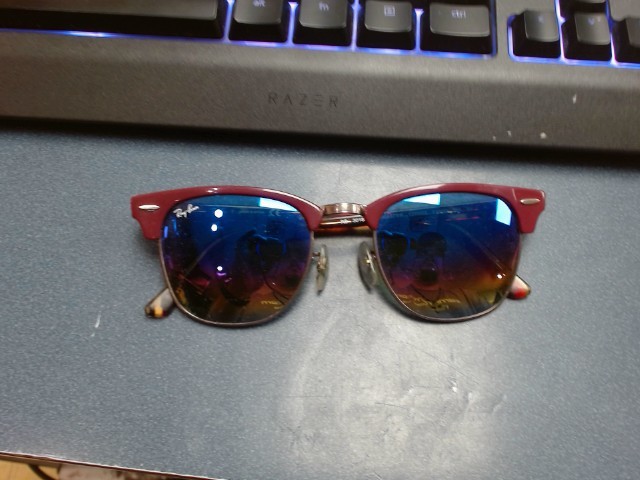 Lunette soleil rouge ecrant multi