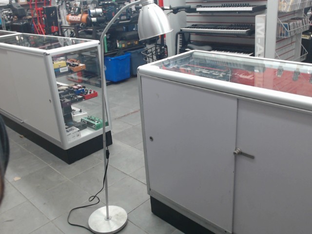 Lampe grise retractable sur pied