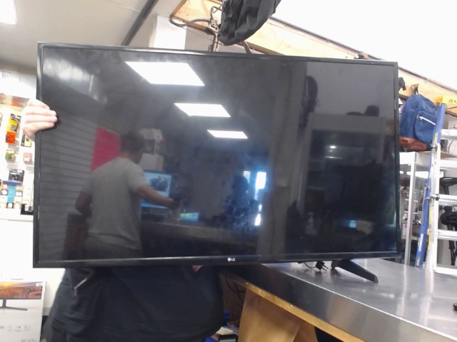 Smart tv 49'' avec fil+man