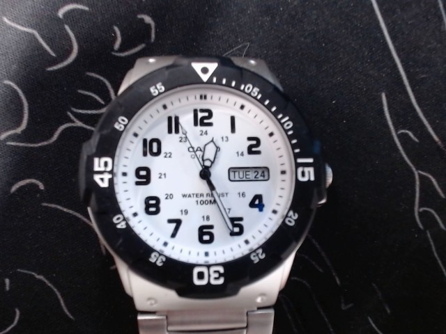 Montre casio neuve blanche noire